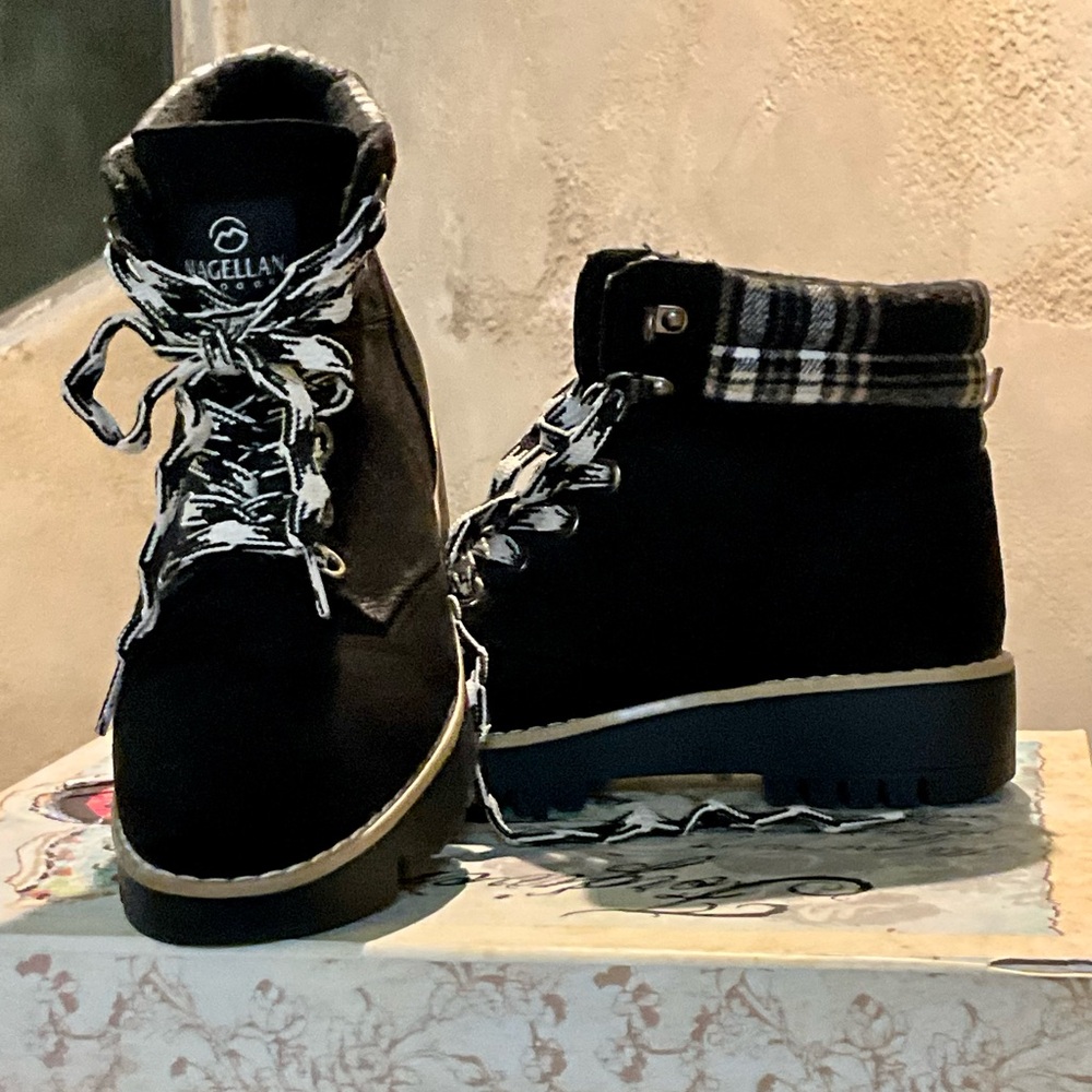 Magellan Black Suede Outdoor Hiking Boots w/cushion Plaid Lining. Size 9D. EUC
